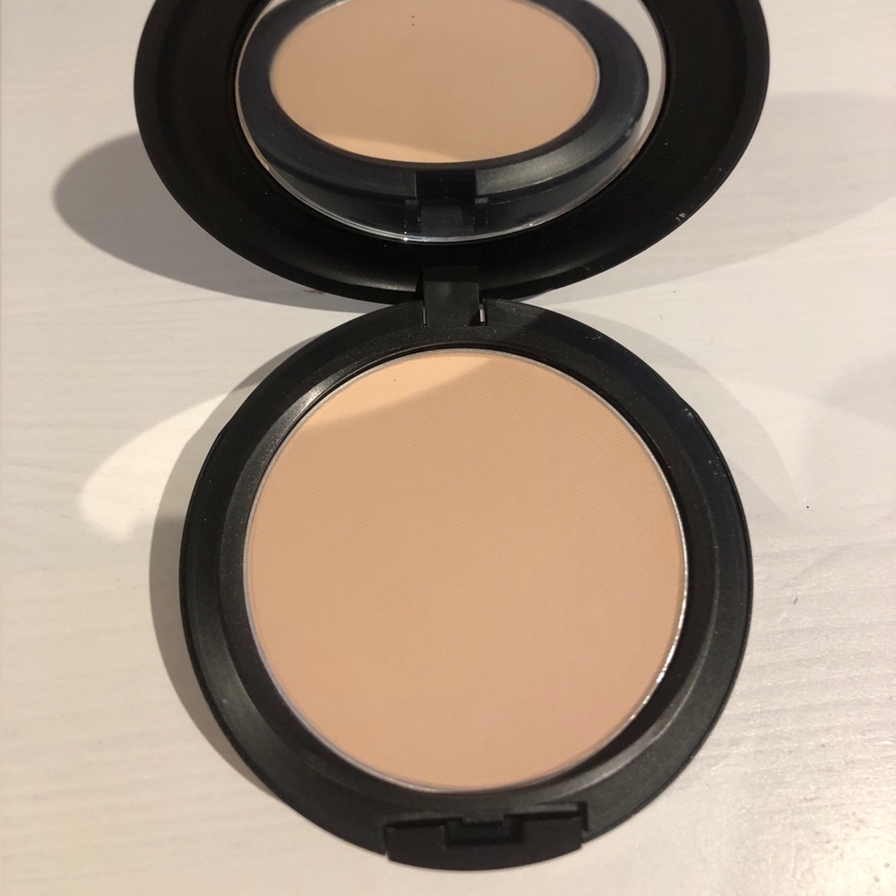 BNIB MAC Studio Fix powder foundation NW10